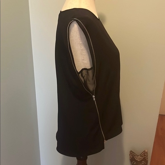 Express Black Sleeveless Top - Picture 4 of 4